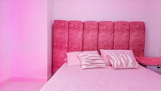 Snapshot of kendal_rossi chatting on November 9, 12:20 pm kendal rossi online show from November 9, 12:20 pm