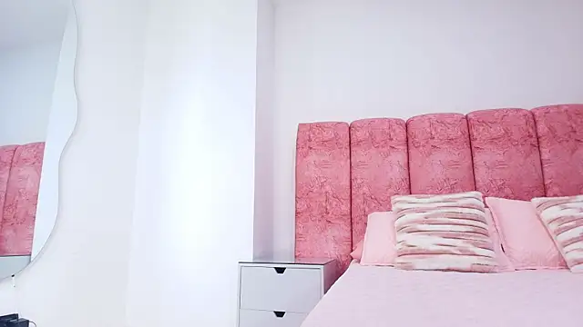 Snapshot of kendal_rossi chatting on November 29, 12:05 pm kendal rossi online show from November 29, 12:05 pm