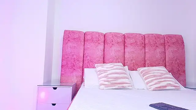 Snapshot of kendal_rossi chatting on November 22, 12:15 pm kendal rossi online show from November 22, 12:15 pm