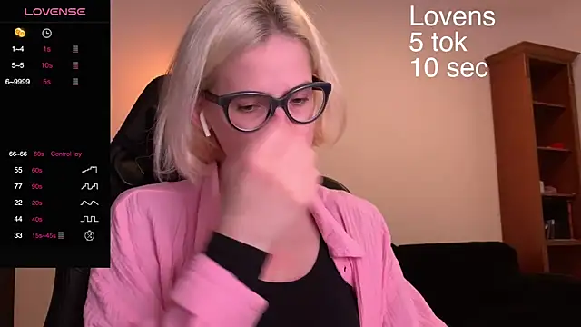 Snapshot of Sexy_Sweets chatting on October 2, 8:01 pm Sexy Sweets online show from October 2, 8:01 pm