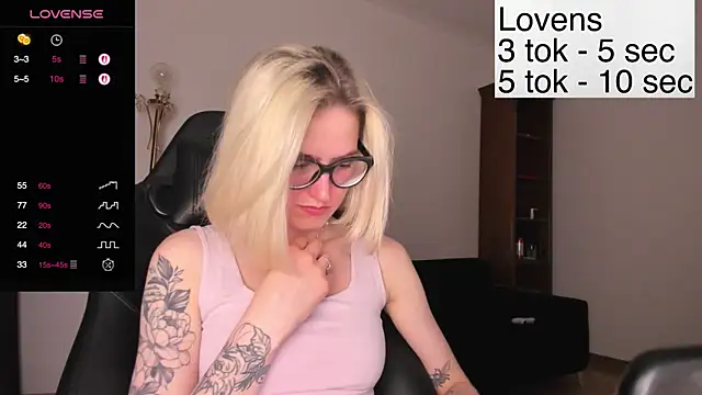 Snapshot of Sexy_Sweets chatting on November 6, 4:44 pm Sexy Sweets online show from November 6, 4:44 pm