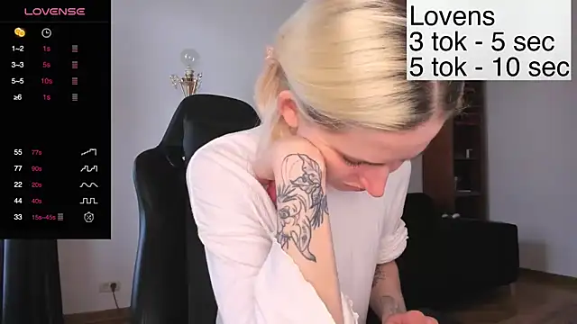 Snapshot of Sexy_Sweets chatting on October 29, 9:41 am Sexy Sweets online show from October 29, 9:41 am