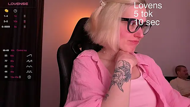 Snapshot of Sexy_Sweets chatting on October 3, 6:09 pm Sexy Sweets online show from October 3, 6:09 pm