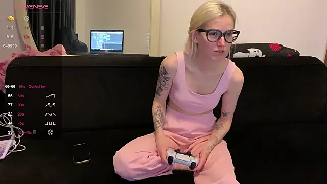 Snapshot of Sexy_Sweets chatting on October 6, 5:35 pm Sexy Sweets online show from October 6, 5:35 pm
