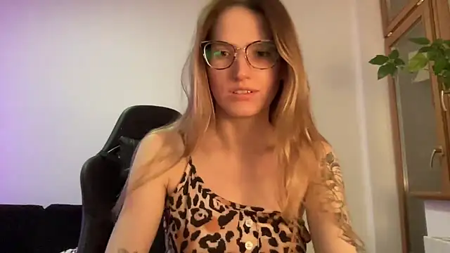 Snapshot of Sexy_Sweets chatting on December 8, 5:55 pm Sexy Sweets online show from December 8, 5:55 pm