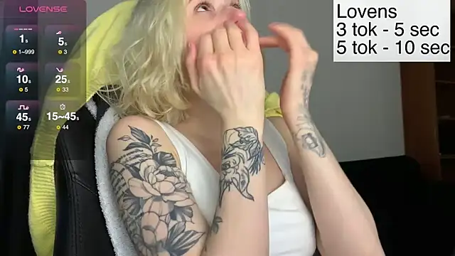 Snapshot of Sexy_Sweets chatting on December 3, 12:48 pm Sexy Sweets online show from December 3, 12:48 pm