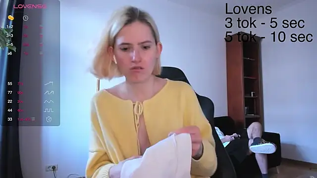 Snapshot of Sexy_Sweets chatting on October 30, 11:19 am Sexy Sweets online show from October 30, 11:19 am