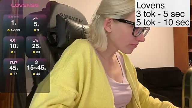 Snapshot of Sexy_Sweets chatting on November 18, 6:44 pm Sexy Sweets online show from November 18, 6:44 pm