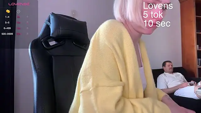 Snapshot of Sexy_Sweets chatting on September 14, 11:43 am Sexy Sweets online show from September 14, 11:43 am