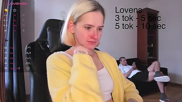 Snapshot of Sexy_Sweets chatting on October 28, 9:19 am Sexy Sweets online show from October 28, 9:19 am