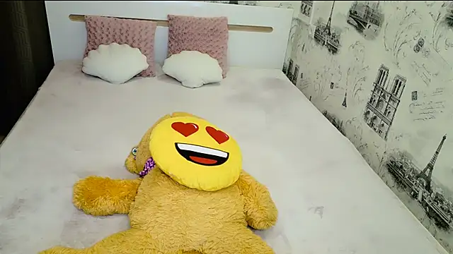 lovely-eyes online show from December 13, 8:04 pm