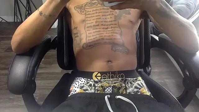 Snapshot of KingDerRico chatting on January 13, 7:40 pm KingDerRico online show from January 13, 7:40 pm