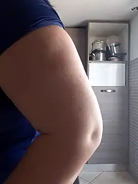 Snapshot of carolyne2023 chatting on November 6, 7:45 am carolyne2023 online show from November 6, 7:45 am