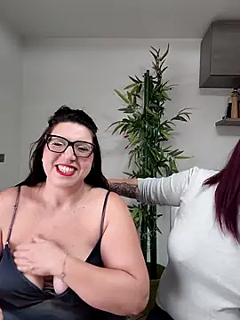 Snapshot of carolyne2023 chatting on December 4, 8:46 am carolyne2023 online show from December 4, 8:46 am