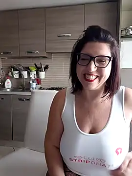 Snapshot of carolyne2023 chatting on January 17, 8:29 am carolyne2023 online show from January 17, 8:29 am