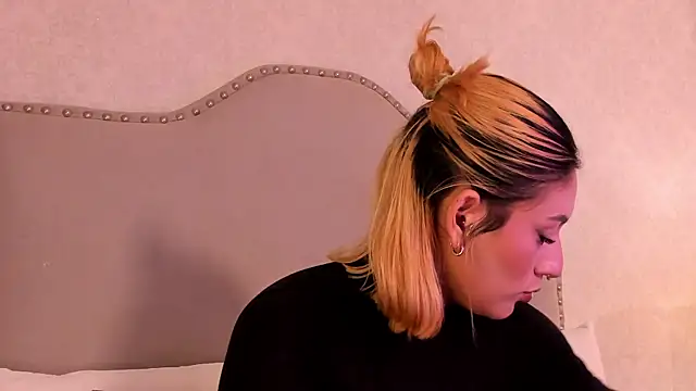 Snapshot of Emily_robertss chatting on September 29, 3:02 am Emily robertss online show from September 29, 3:02 am