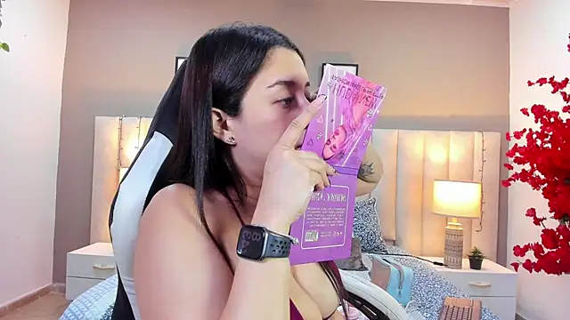 Snapshot of sara_parker069 chatting on October 10, 1:45 pm sara parker069 online show from October 10, 1:45 pm