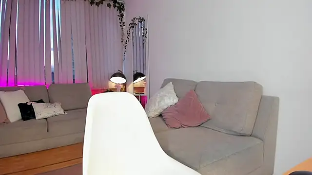 Snapshot of Bella_ev chatting on February 21, 10:37 pm Bella ev online show from February 21, 10:37 pm