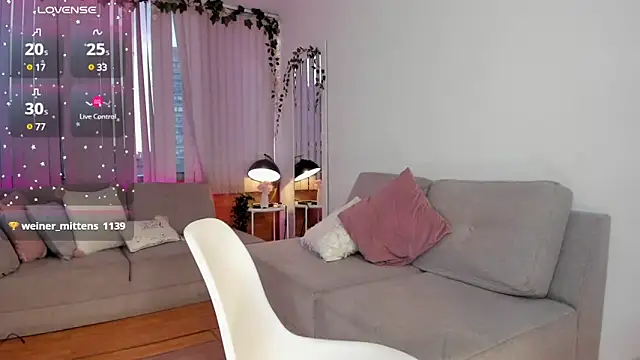 Snapshot of Bella_ev chatting on February 15, 9:39 pm Bella ev online show from February 15, 9:39 pm