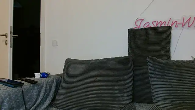 Snapshot of Jasmin-White chatting on June 18, 3:39 pm Jasmin-White online show from June 18, 3:39 pm