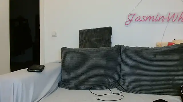 Snapshot of Jasmin-White chatting on July 1, 5:13 pm Jasmin-White online show from July 1, 5:13 pm