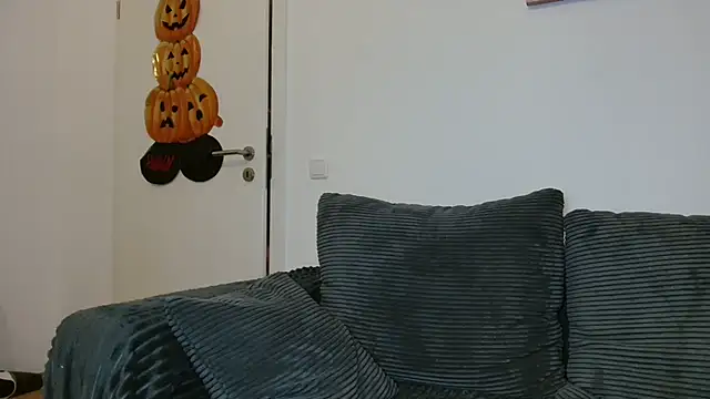 Snapshot of Jasmin-White chatting on November 14, 5:27 pm Jasmin-White online show from November 14, 5:27 pm