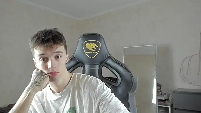 Snapshot of MasonWarholl chatting on October 6, 9:10 am MasonWarholl online show from October 6, 9:10 am