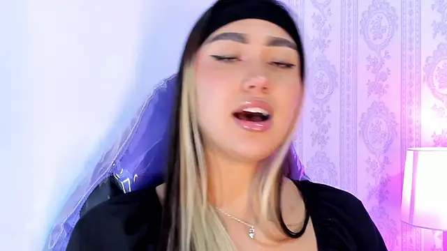 Snapshot of liaa_18 chatting on February 28, 4:34 am liaa 18 online show from February 28, 4:34 am