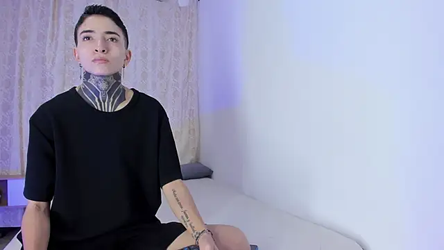 Tinny and Candy online show from November 17, 11:58 am