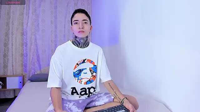 Tinny and Candy online show from November 18, 12:08 pm