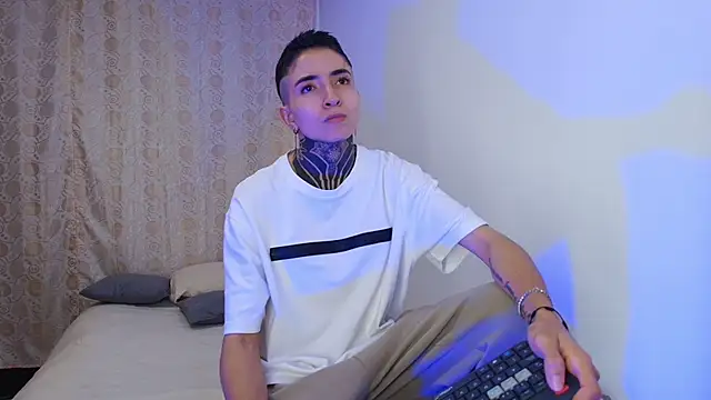 Tinny and Candy online show from February 24, 3:40 am