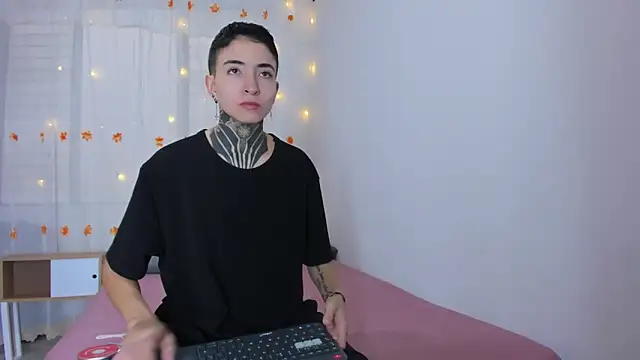 Tinny and Candy online show from November 2, 12:21 pm