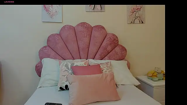 Snapshot of MilaaAdams chatting on May 28, 11:16 am MilaaAdams online show from May 28, 11:16 am