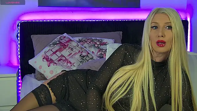 EmaCourtis online show from December 21, 9:44 am