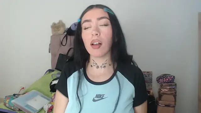 Julieta De Los Angeles online show from April 1, 11:01 pm