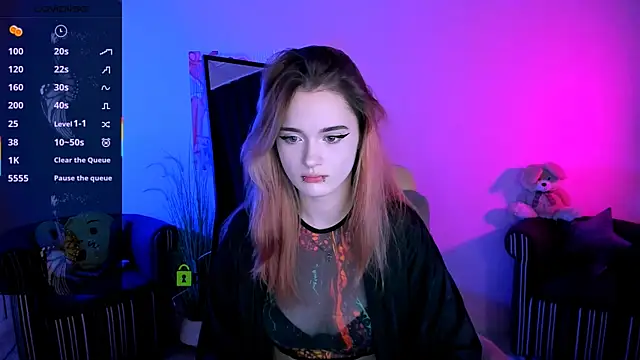liana kisses online show from October 18, 7:05 pm