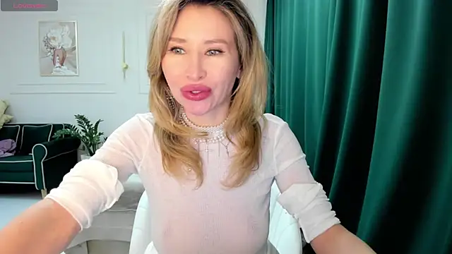Snapshot of Jolie_Ozolla chatting on February 18, 1:33 pm Jolie Ozolla online show from February 18, 1:33 pm