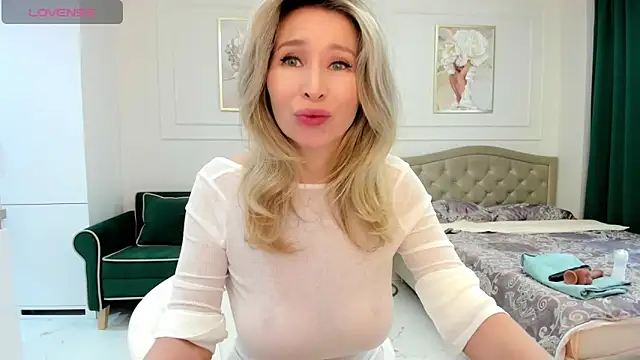Snapshot of Jolie_Ozolla chatting on October 10, 8:26 am Jolie Ozolla online show from October 10, 8:26 am