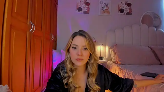 martinaaricci online show from April 4, 7:42 pm