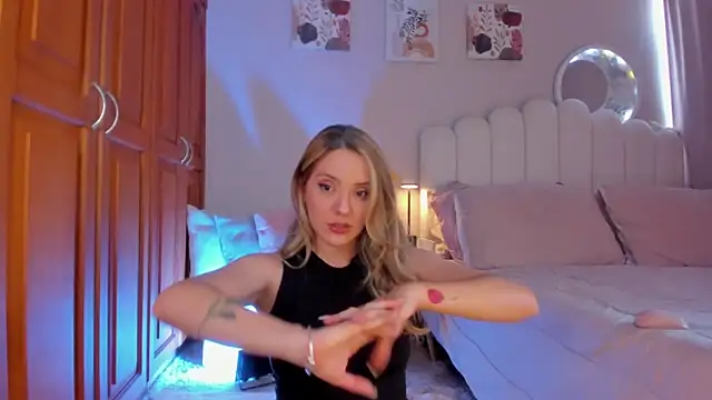 martinaaricci online show from March 3, 4:47 pm