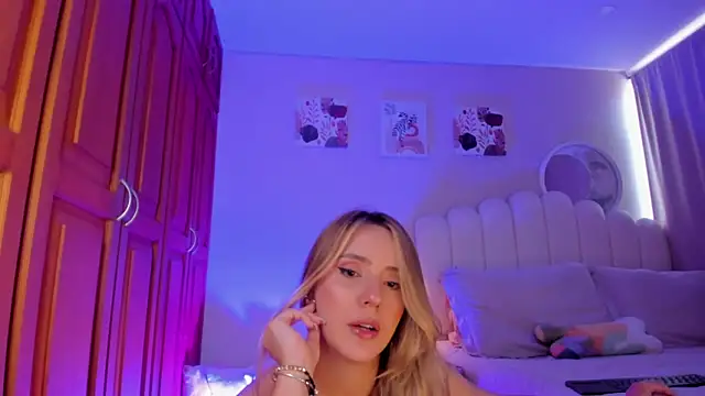 martinaaricci online show from February 9, 3:21 pm