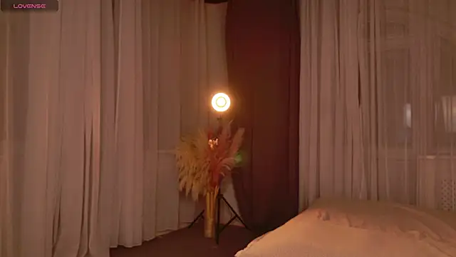 Snapshot of EmiliaDreams chatting on November 6, 4:33 pm EmiliaDreams online show from November 6, 4:33 pm