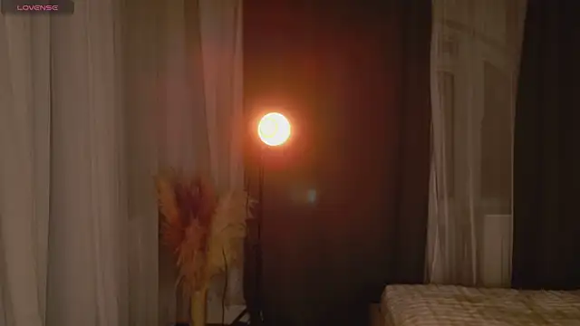 EmiliaDreams online show from April 6, 6:09 pm