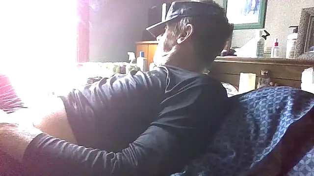 Snapshot of Bigloggz chatting on April 30, 7:43 pm Bigloggz online show from April 30, 7:43 pm