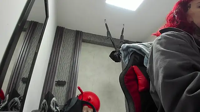 Snapshot of selene_red_ chatting on February 10, 12:31 am selene red online show from February 10, 12:31 am