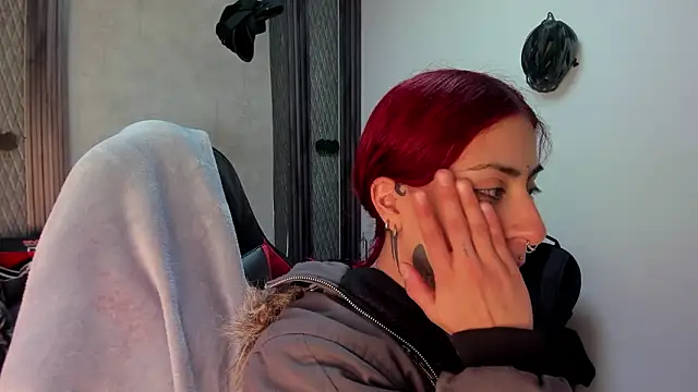 Snapshot of selene_red_ chatting on February 4, 1:00 am selene red online show from February 4, 1:00 am