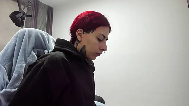 Snapshot of selene_red_ chatting on February 6, 1:23 am selene red online show from February 6, 1:23 am