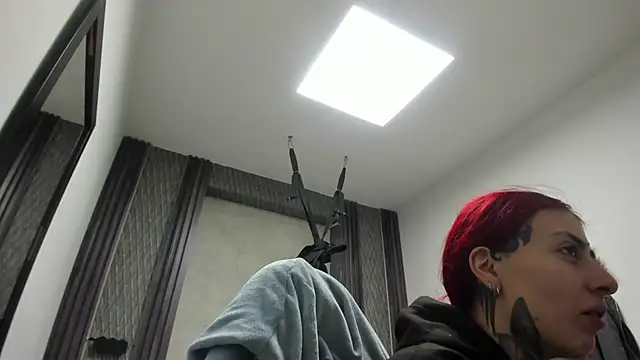 Snapshot of selene_red_ chatting on February 19, 12:40 am selene red online show from February 19, 12:40 am