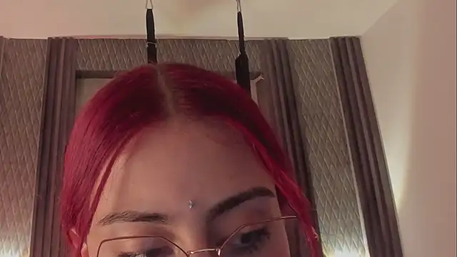 Snapshot of selene_red_ chatting on December 13, 8:04 pm selene red online show from December 13, 8:04 pm