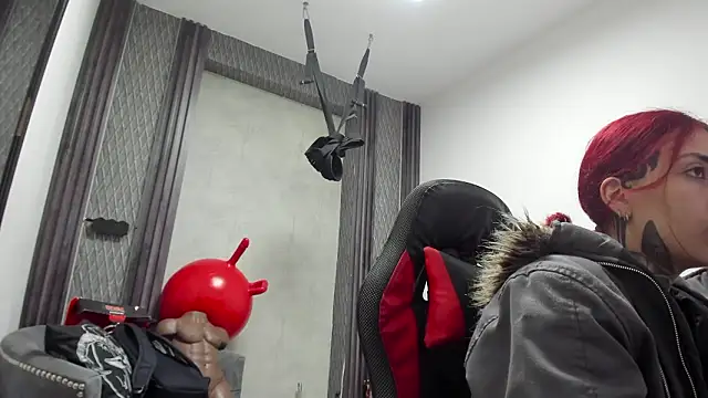 Snapshot of selene_red_ chatting on February 17, 12:41 am selene red online show from February 17, 12:41 am